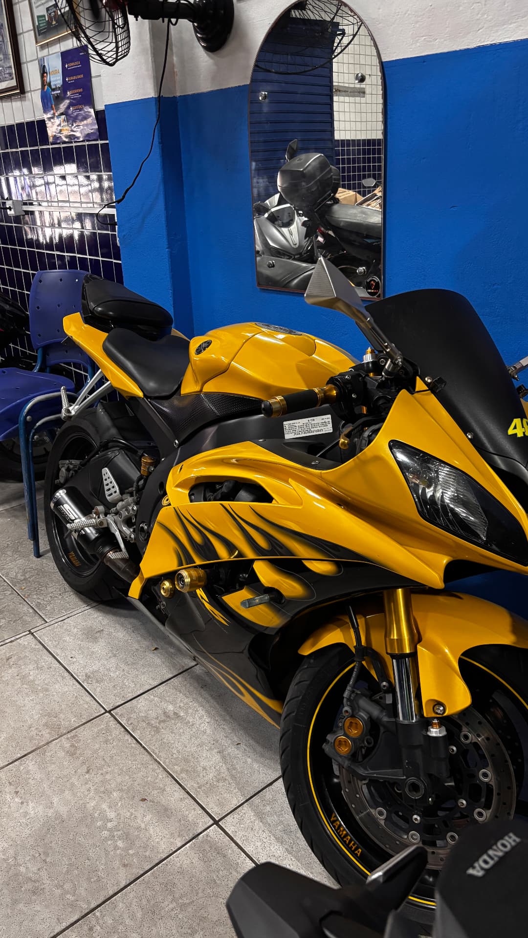 Yamaha R6 amarela na oficina Moto Mago