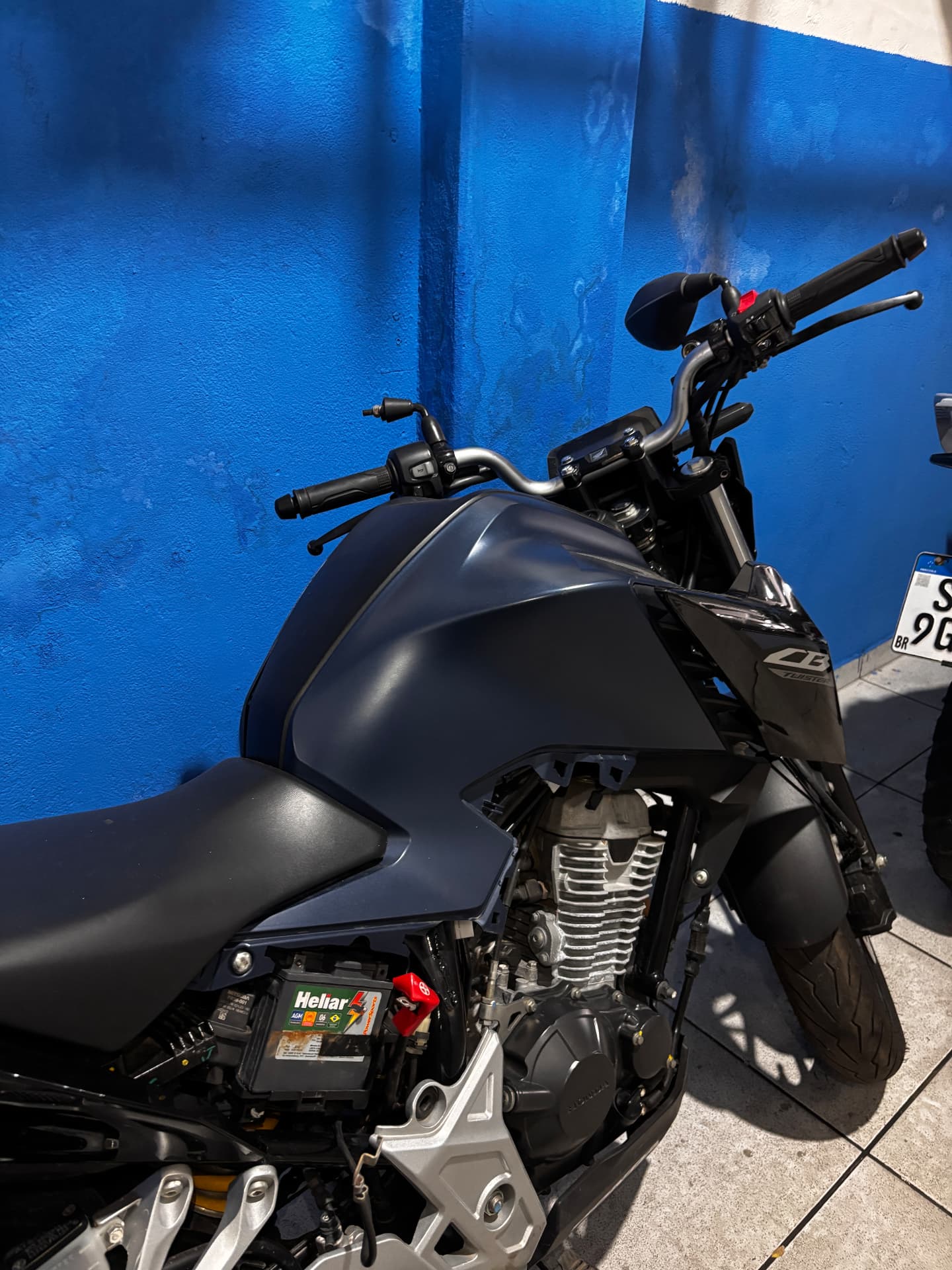 Honda CB Twister com bateria Heliar instalada