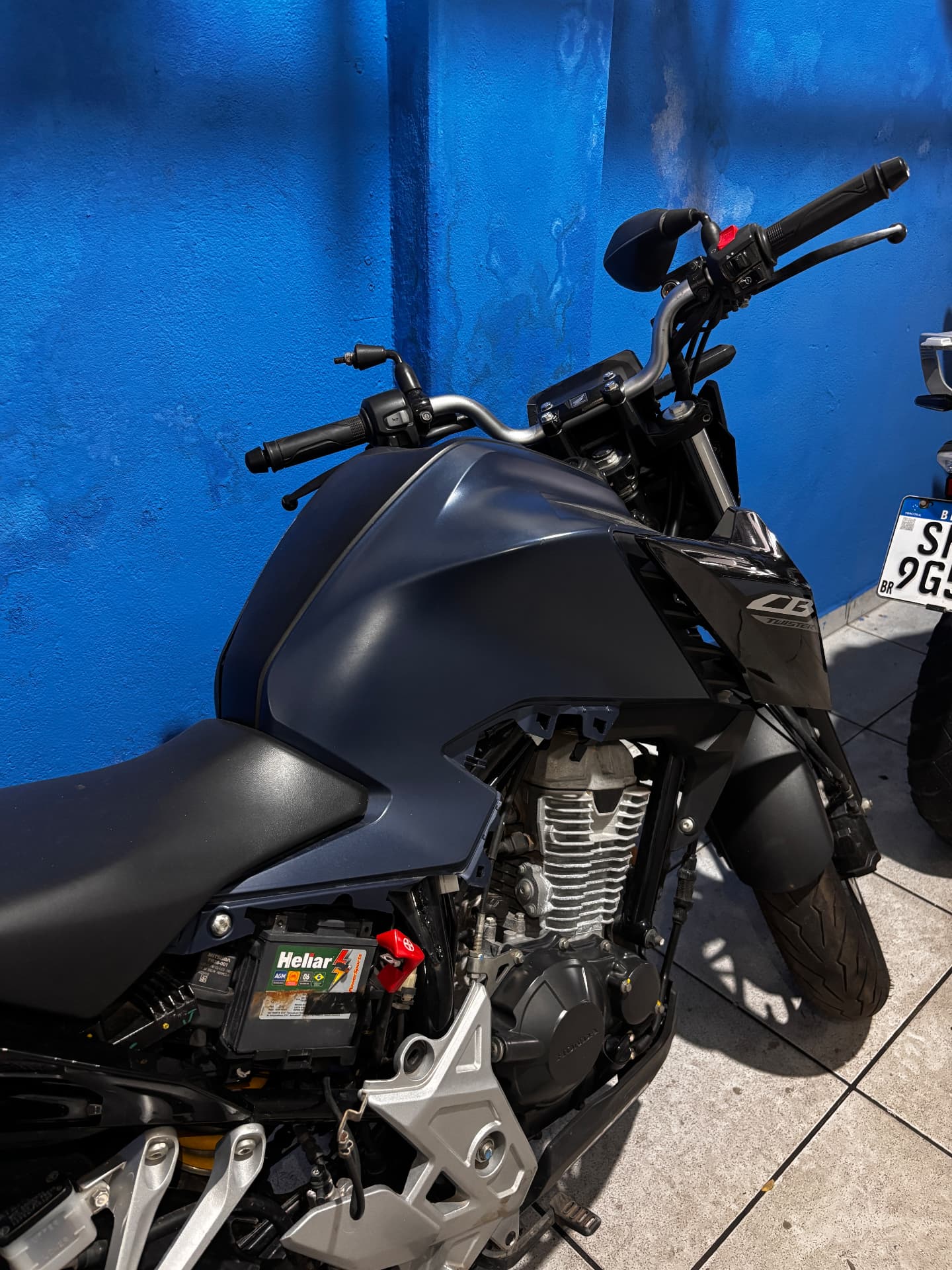 Honda CB Twister vista lateral na oficina