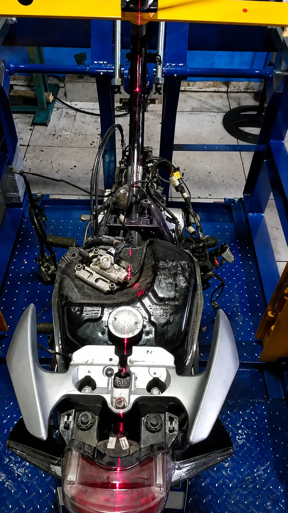Linha de laser sobre o chassi de uma moto durante o alinhamento